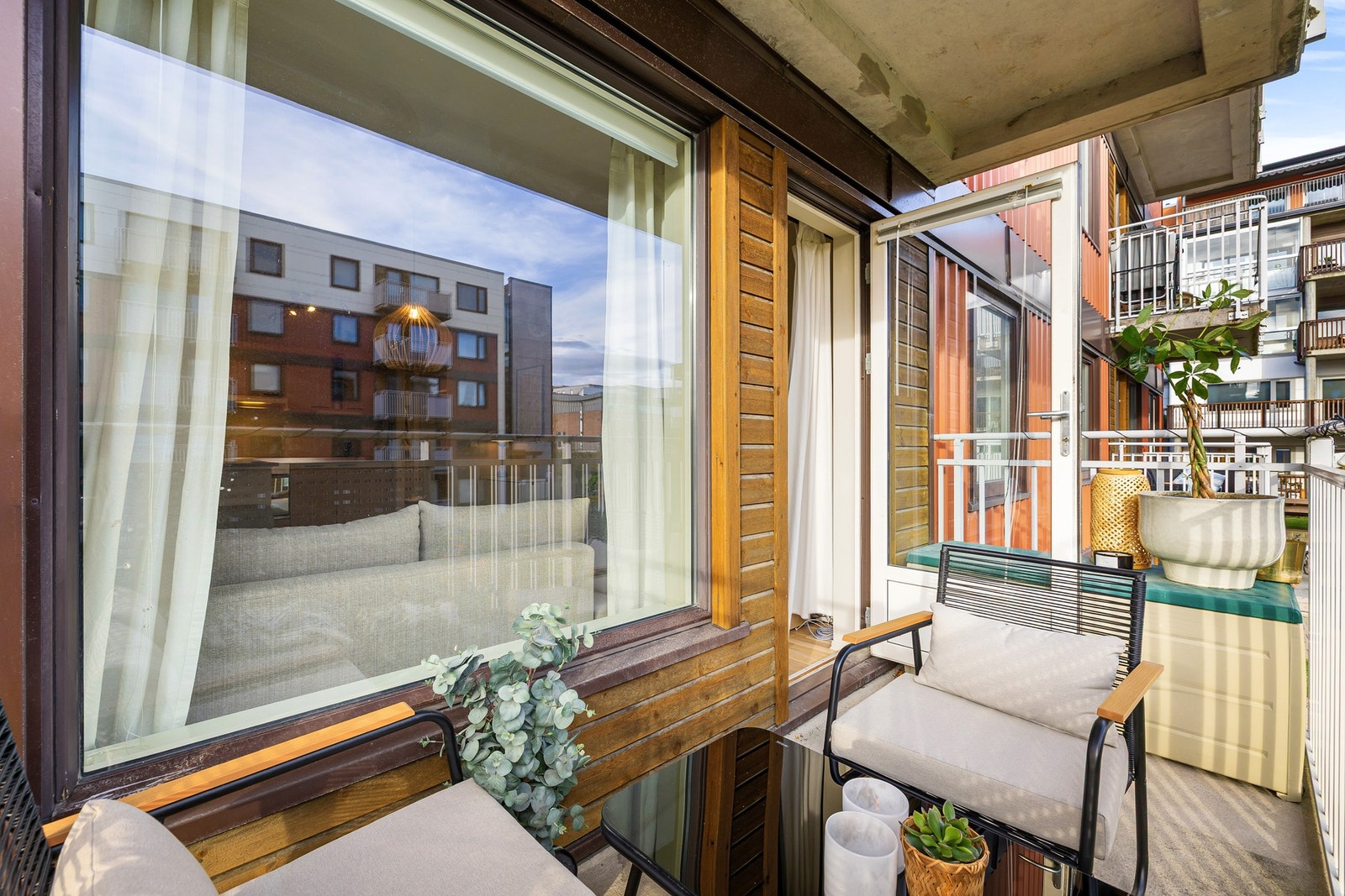 Balkongen rommer 4,5 kvm og har plass til både en sittegruppe og annet etter ønske. Galleribilde