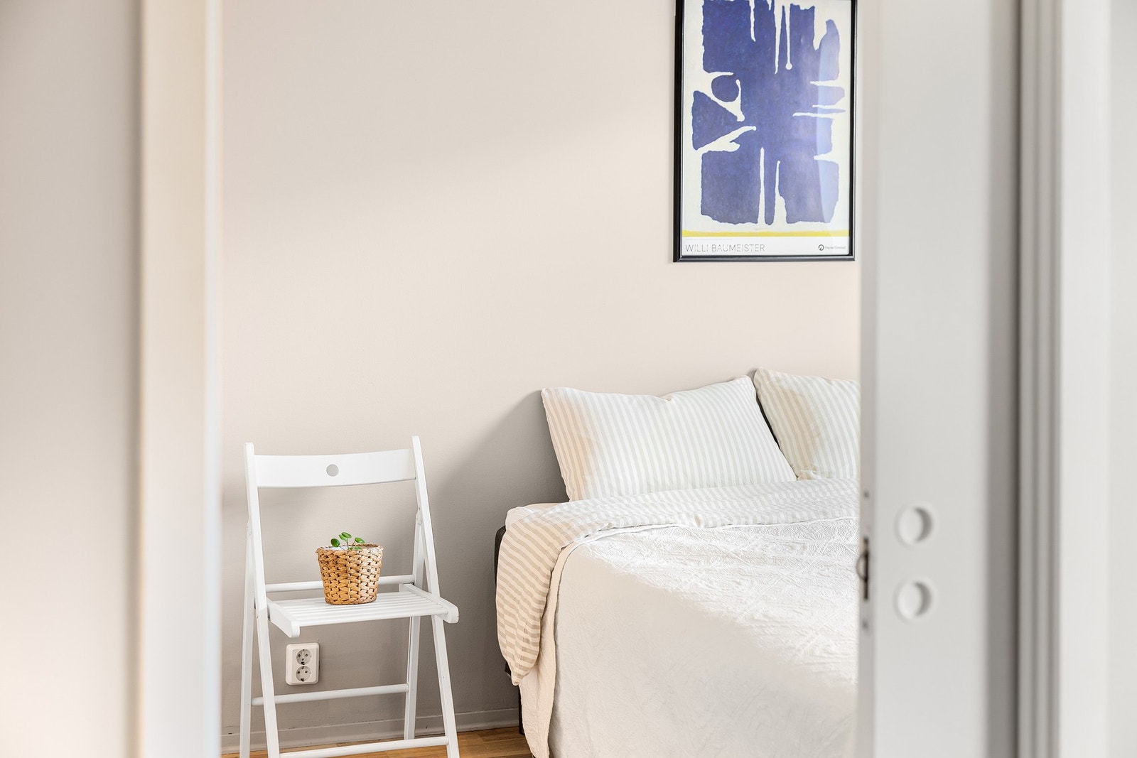 Detaljbilde fra soverom. Ved kjøp av en andelsleilighet betales det ikke dokumentavgift. Kommunale avgifter faktureres borettslaget direkte, og dekkes gjennom de månedlige felleskostnadene. Disse dekker også fjernvarme (oppvarming) og TV/Internett mm. Galleribilde