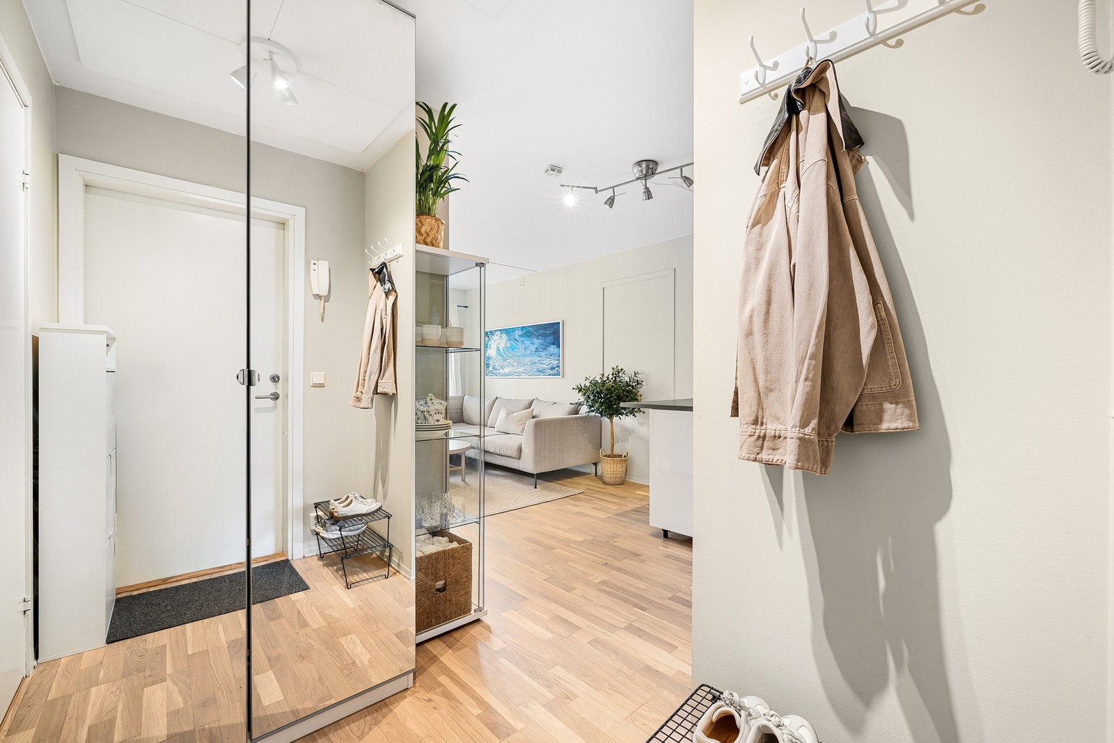 I entréen er det plass til oppheng av yttertøy og oppbevaring av sko. Det er plassert et garderobeskap med speil i entréen i dag, som vil medfølge i handelen. Galleribilde