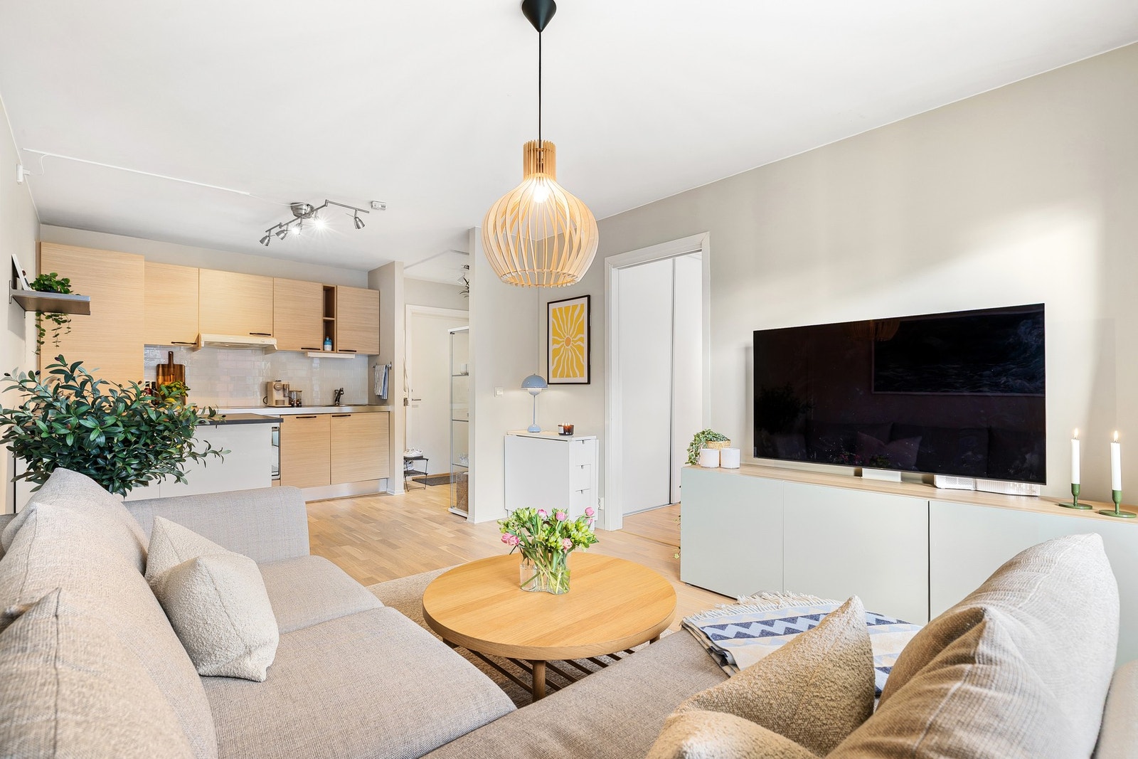 I hoveddelen ble overflatene malt i 2023. Malt i en tidsriktig og fin farge som både gir et lyst og behagelig uttrykk og står i stil med det øvrige. Galleribilde