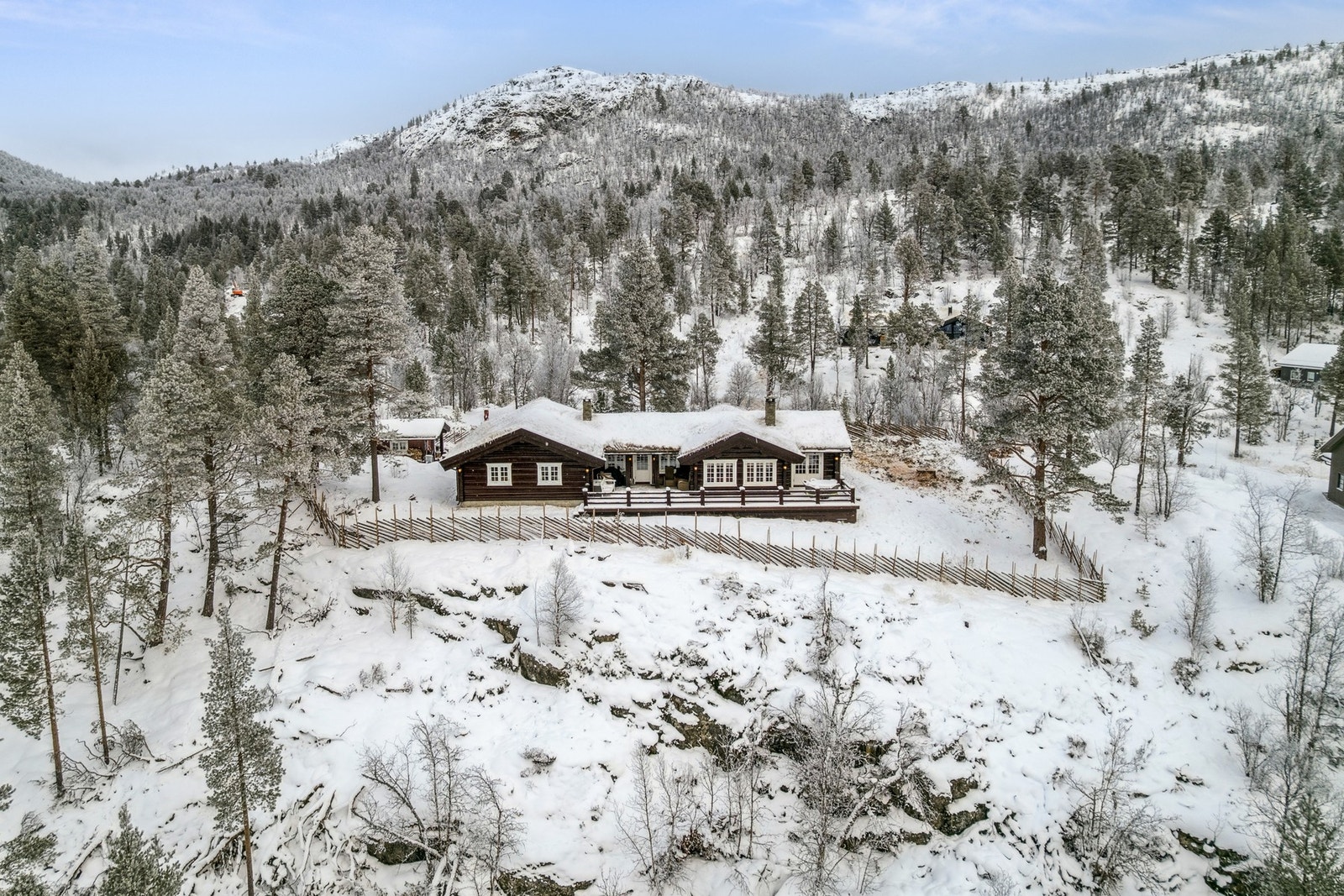 Dette er en meget innholdsrik og velholdt hytte med god beliggenhet i feltet. Galleribilde