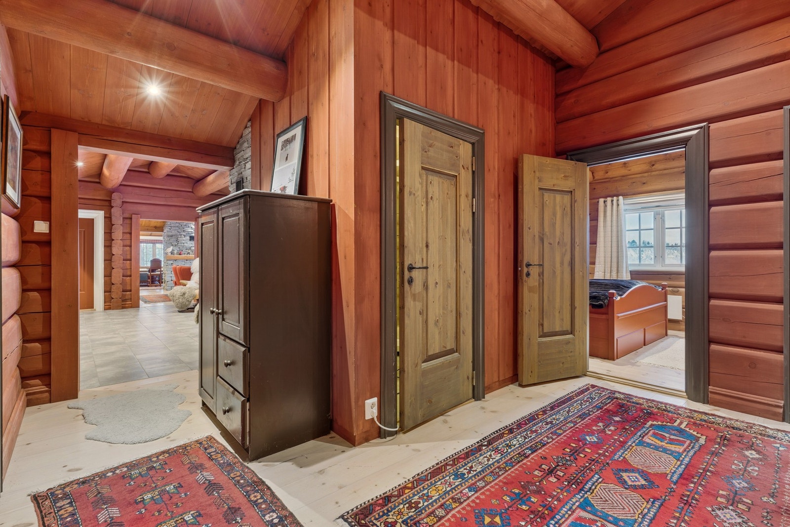 Hytta har i dag sengeplass til 10 personer fordelt på fire soverom, men tidligere var det plass til 15 - mulighet for å øke kapasiteten igjen. Galleribilde