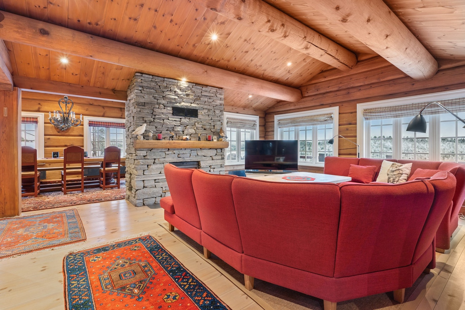 Hele hytta har fått nye downlights - totalt 70 energieffektive LED-lys for optimal belysning. Galleribilde