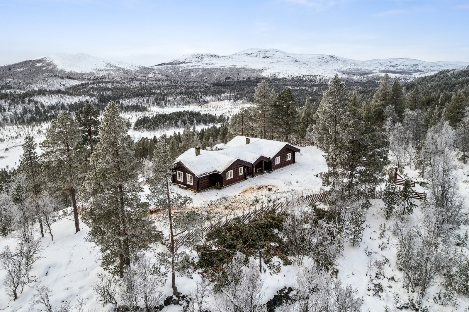 Oppgradert utebelysning på parkeringsplassen og terrassesiden - perfekt for mørke vinterkvelder. Galleribilde