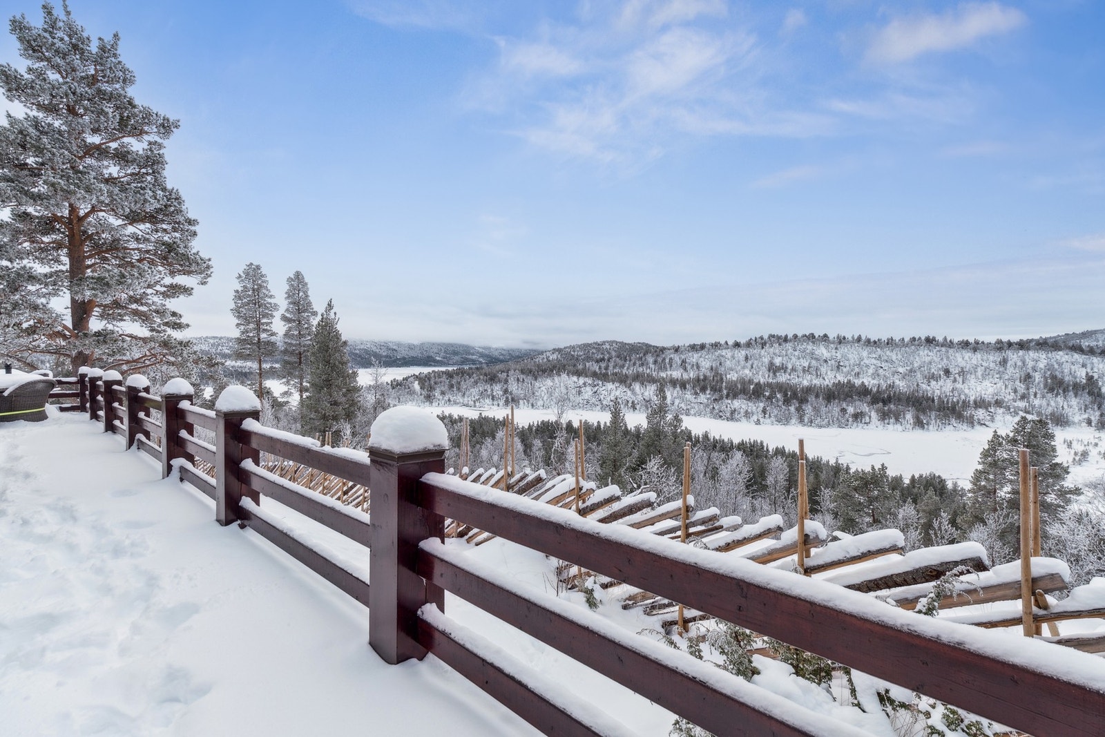 På terrassen er det spisegruppe med fem stoler, grill og bålpanne som medfølger. Galleribilde
