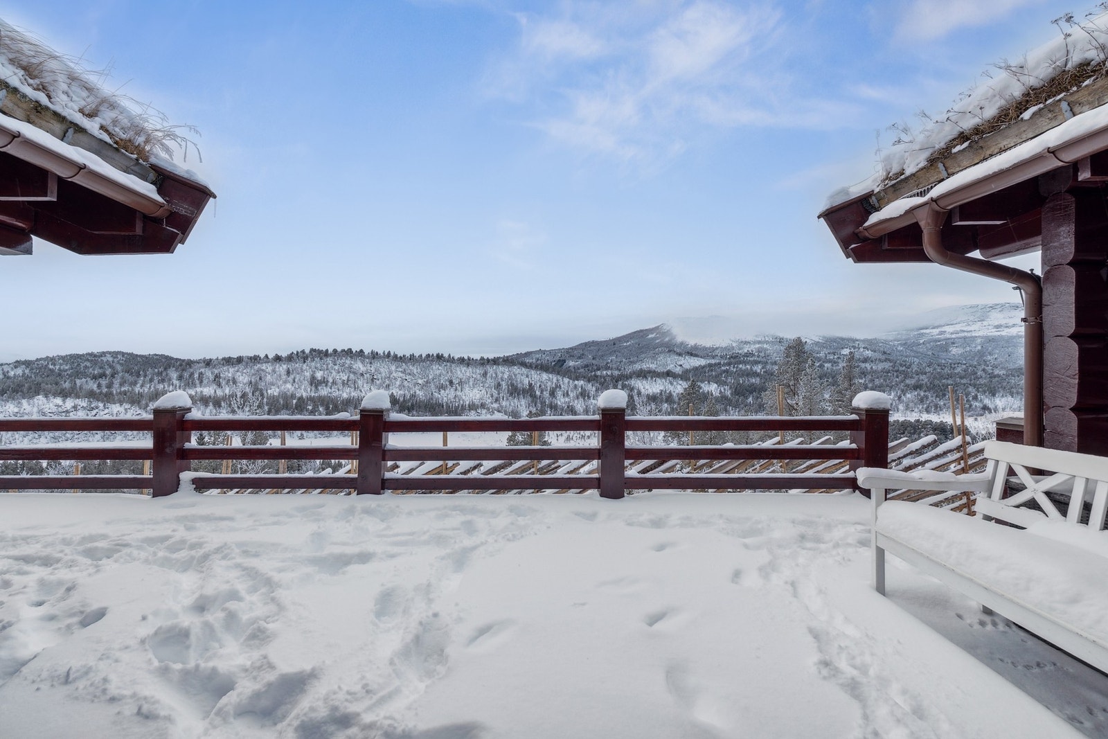 Stor sydvendt terrasse på omtrent 55 kvadratmeter med sol fra tidlig om morgenen, til solen går ned på kvelden. Galleribilde