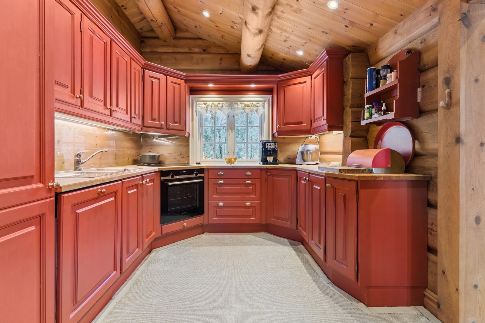 Praktisk kjøkken med mye skap- og benkeplass, ny stekeovn og nytt kombiskap. Galleribilde