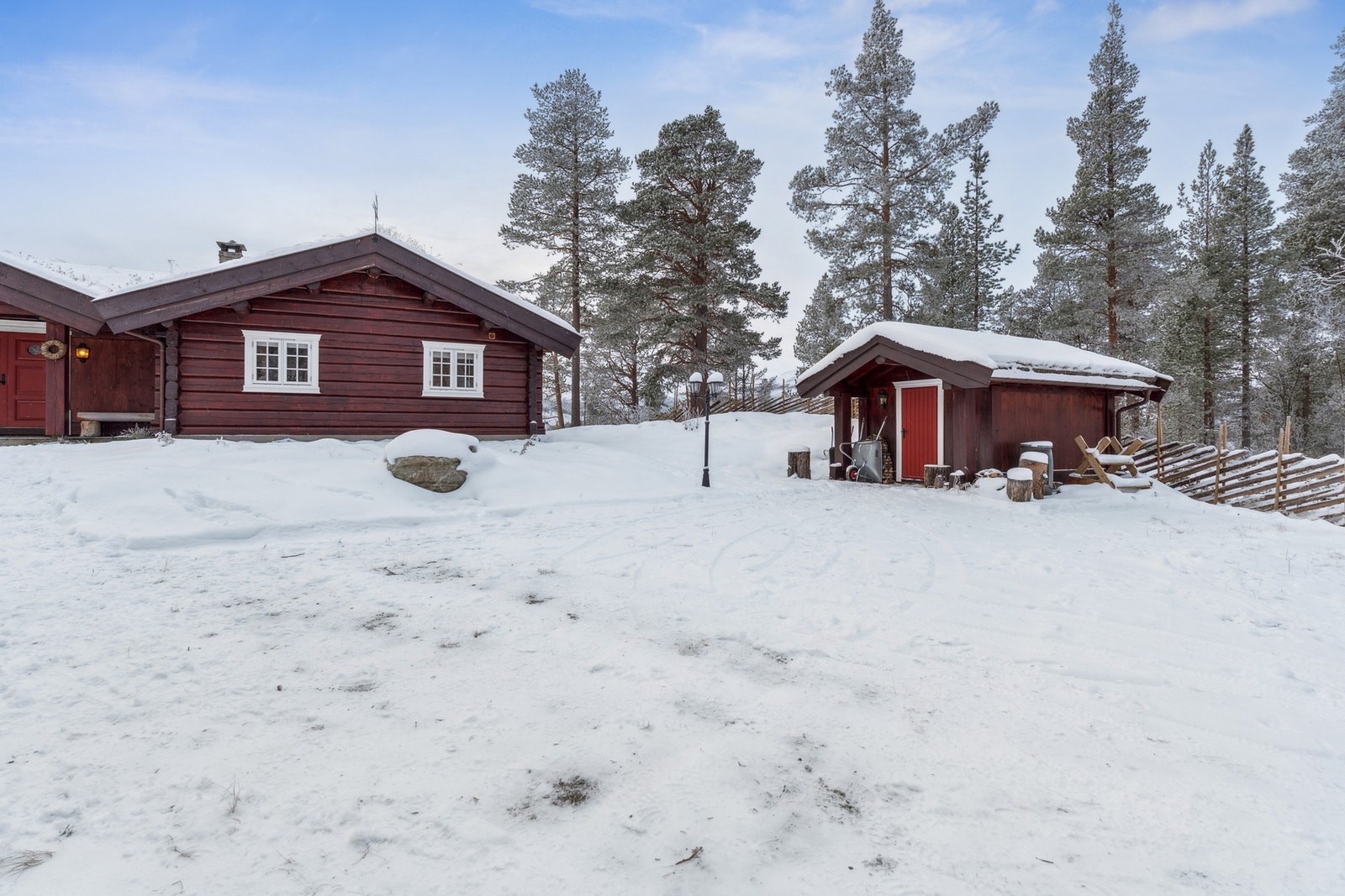 Bod med enkel tilgang fra utsiden - ideell for oppbevaring av sportsutstyr og ved. Galleribilde