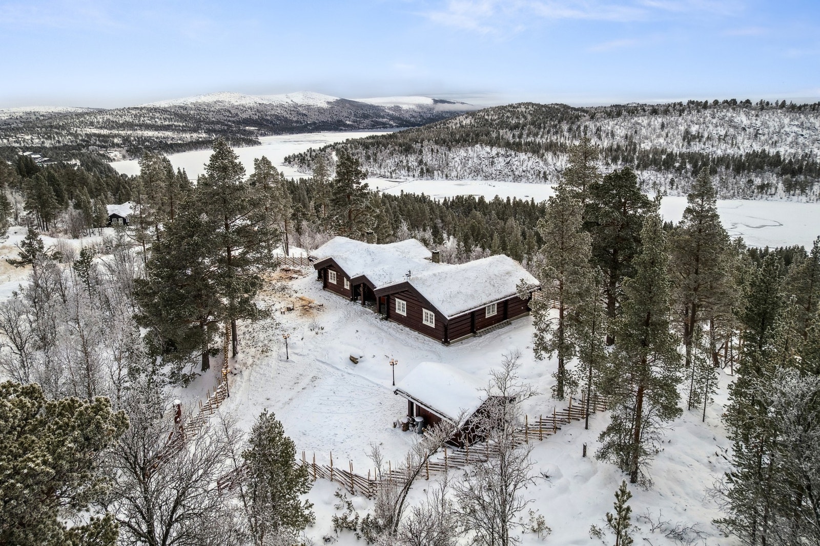Det er nylig ryddet trær rundt hytta for å åpne opp og gi friere utsyn mot naturen. Galleribilde