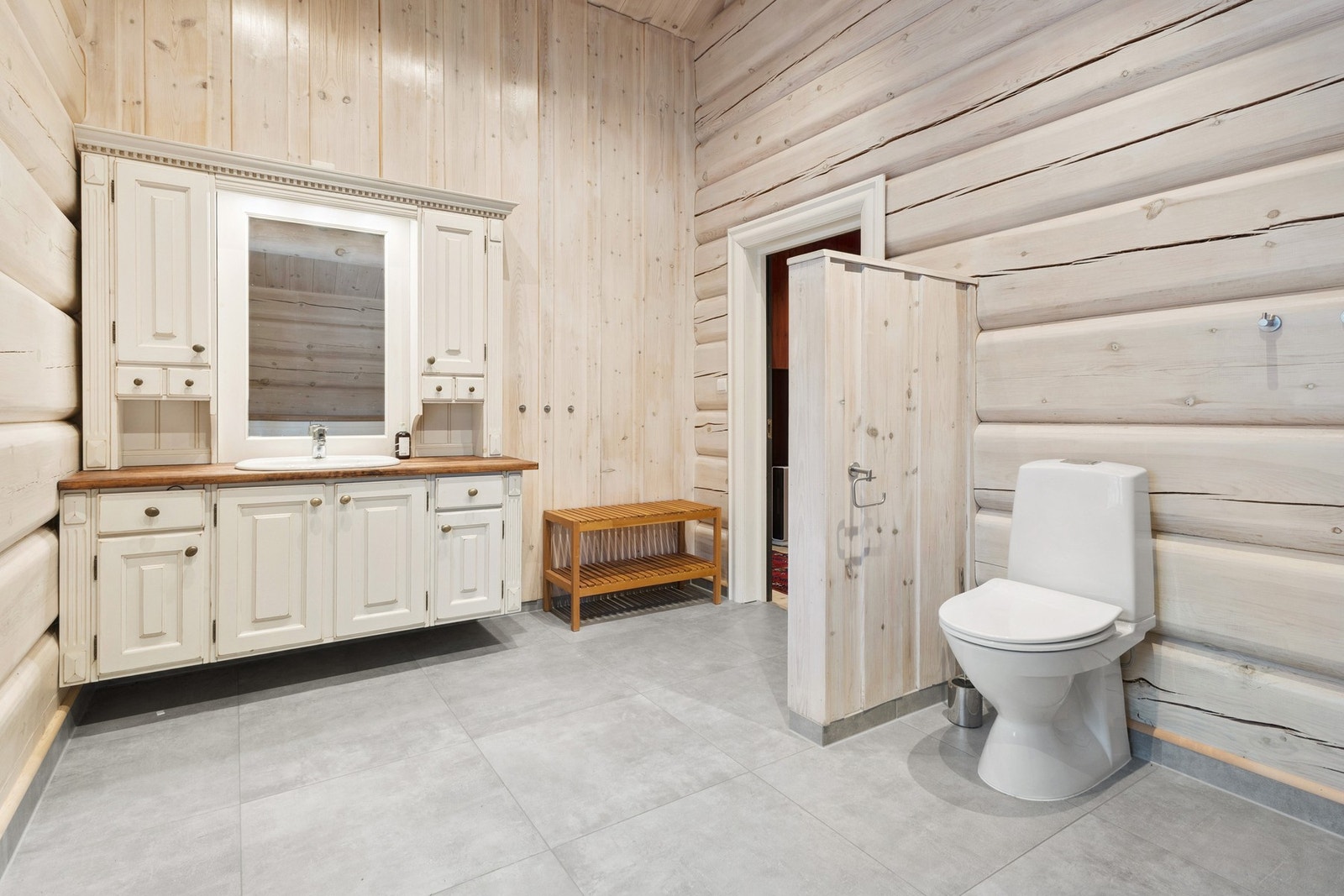 Oppgradert bad med nytt flislagt gulv med varmekabler. Galleribilde