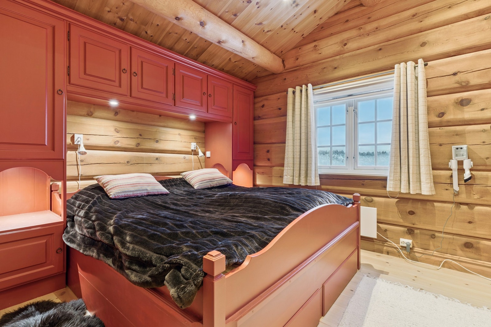 Hovedsoverom med god plass til riktig møblement. Galleribilde