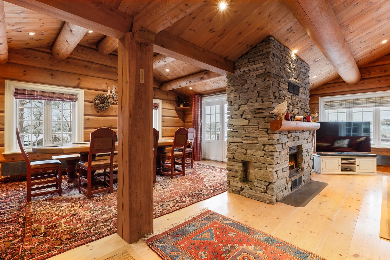 I tilknytning til stue og kjøkken er det en flott spisestue med utgang til terrasse. Galleribilde