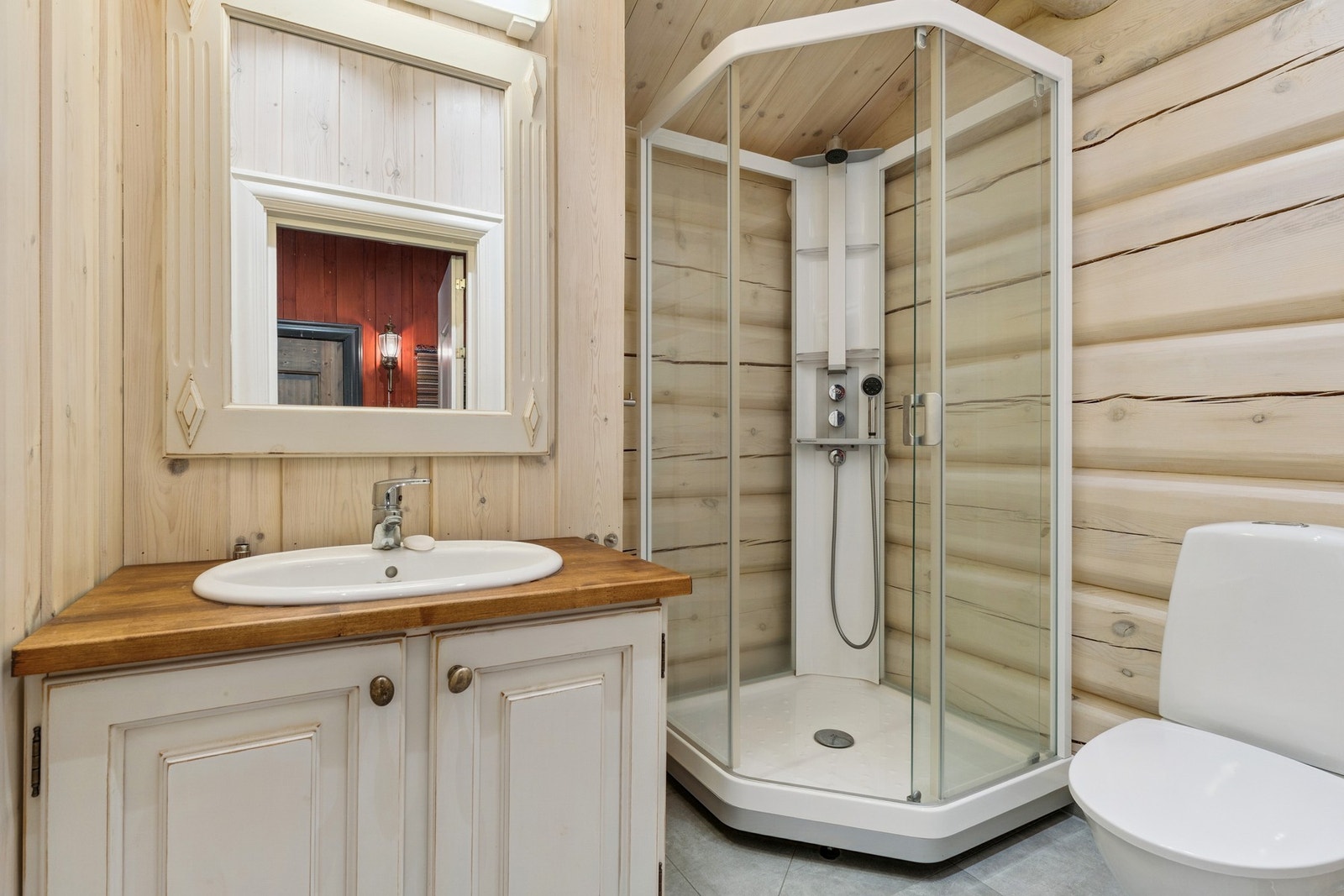 Gjestebad også med nytt flislagt gulv med varmekabler. Galleribilde