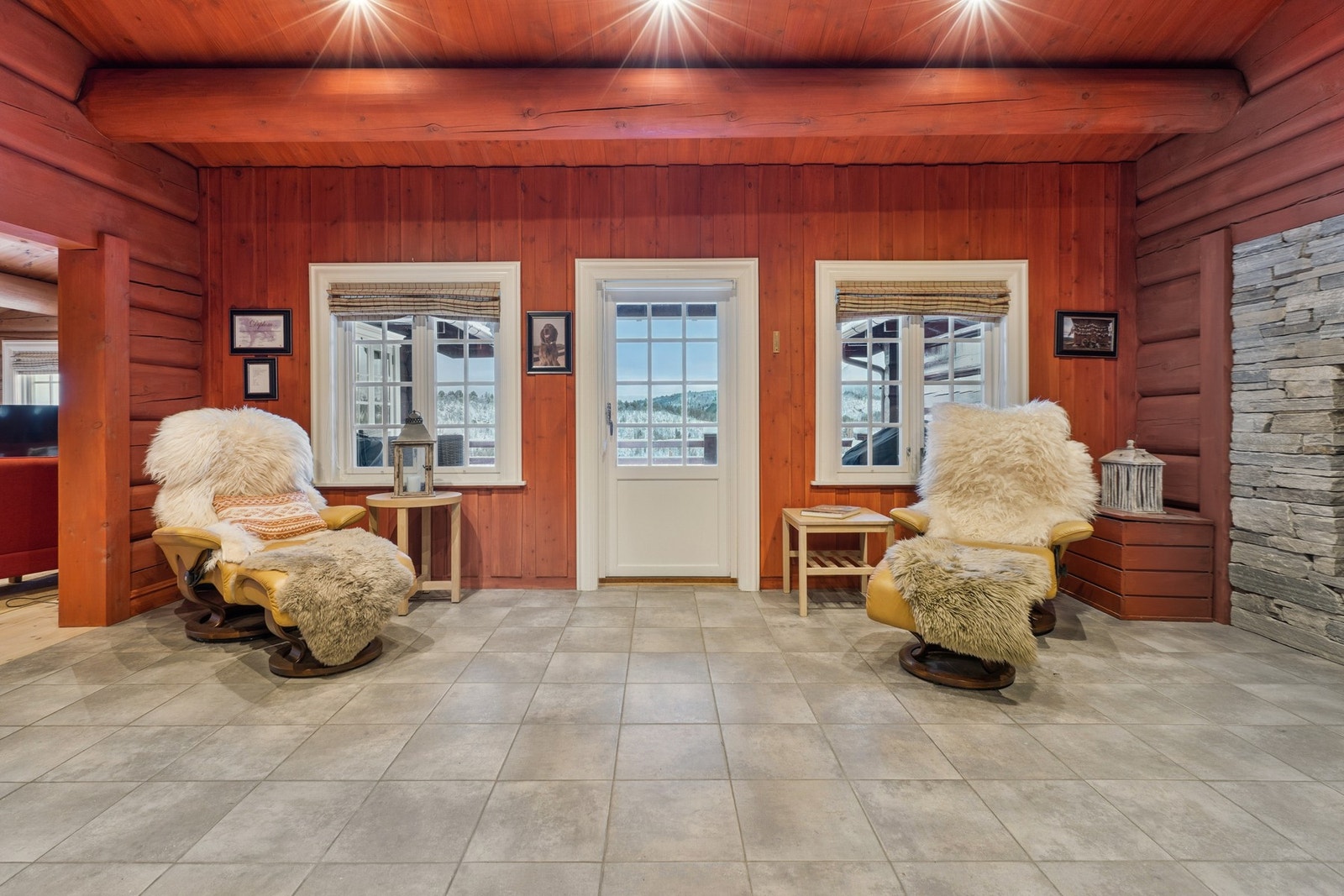 Fra inngangsparti er det utgang til terrassen. Galleribilde