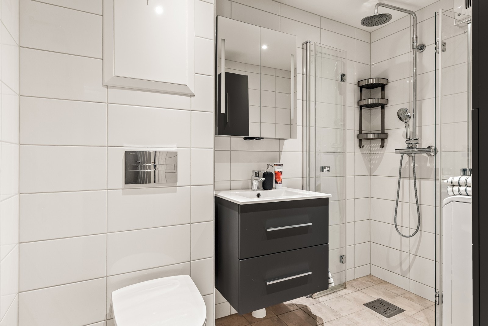 Helfliset baderom fra 2020 med opplegg til vaskemaskin Galleribilde