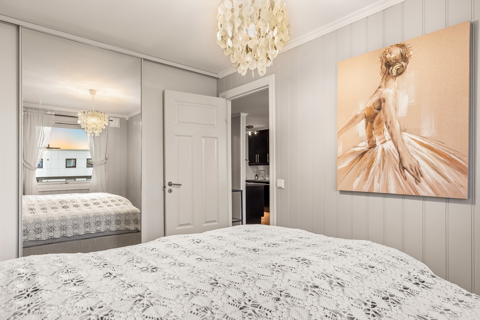 Romslig soverom med skyvedørsgarderobe m. speil Galleribilde