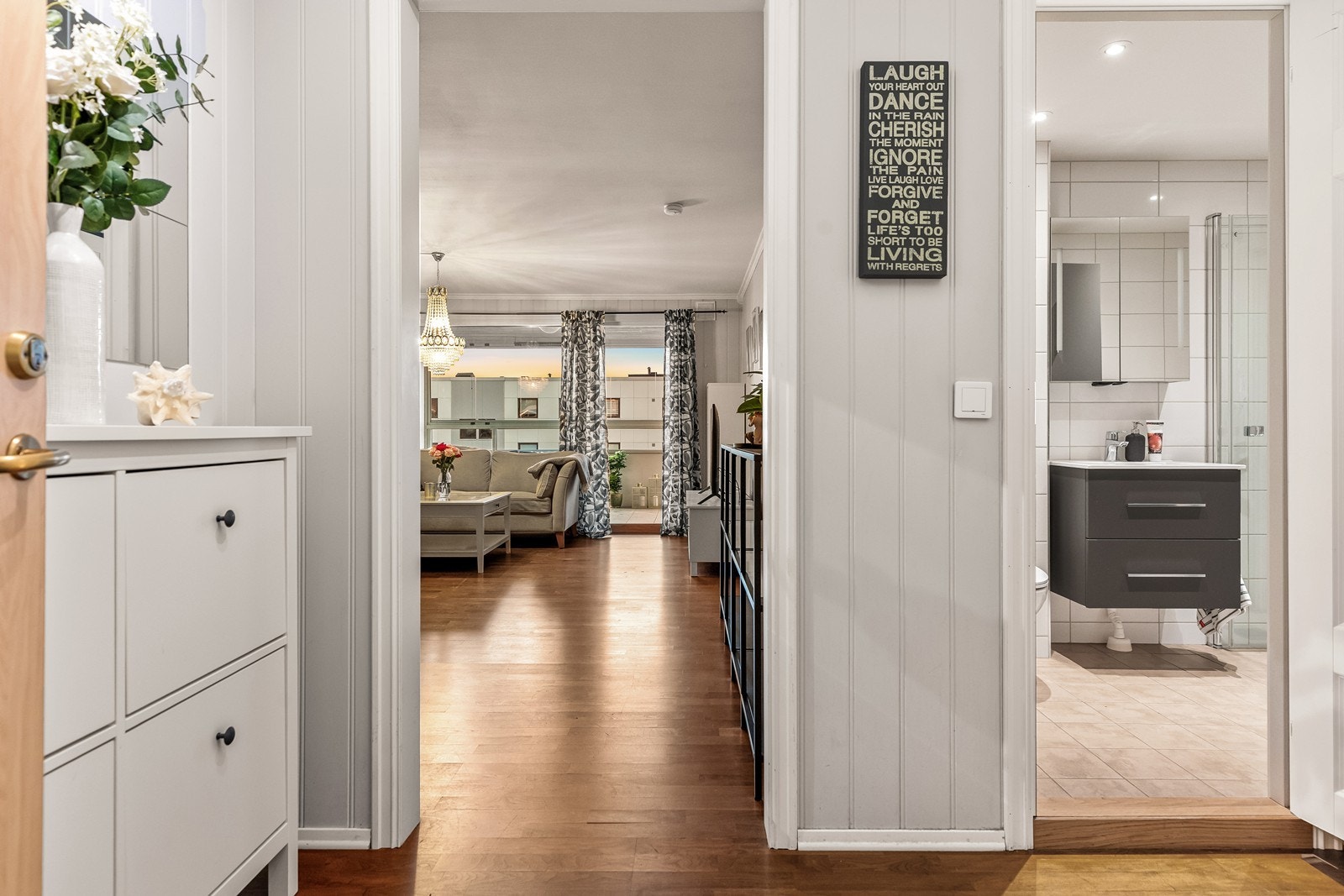 Velkommen inn i leilighetens entré med god plass til av- og på kledning Galleribilde