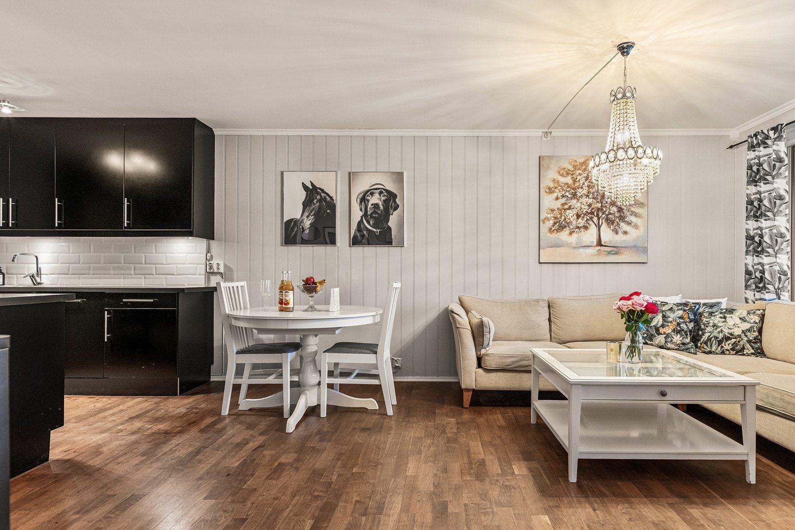 Stue i åpen løsning til kjøkken med plass til en mindre spisegruppe Galleribilde