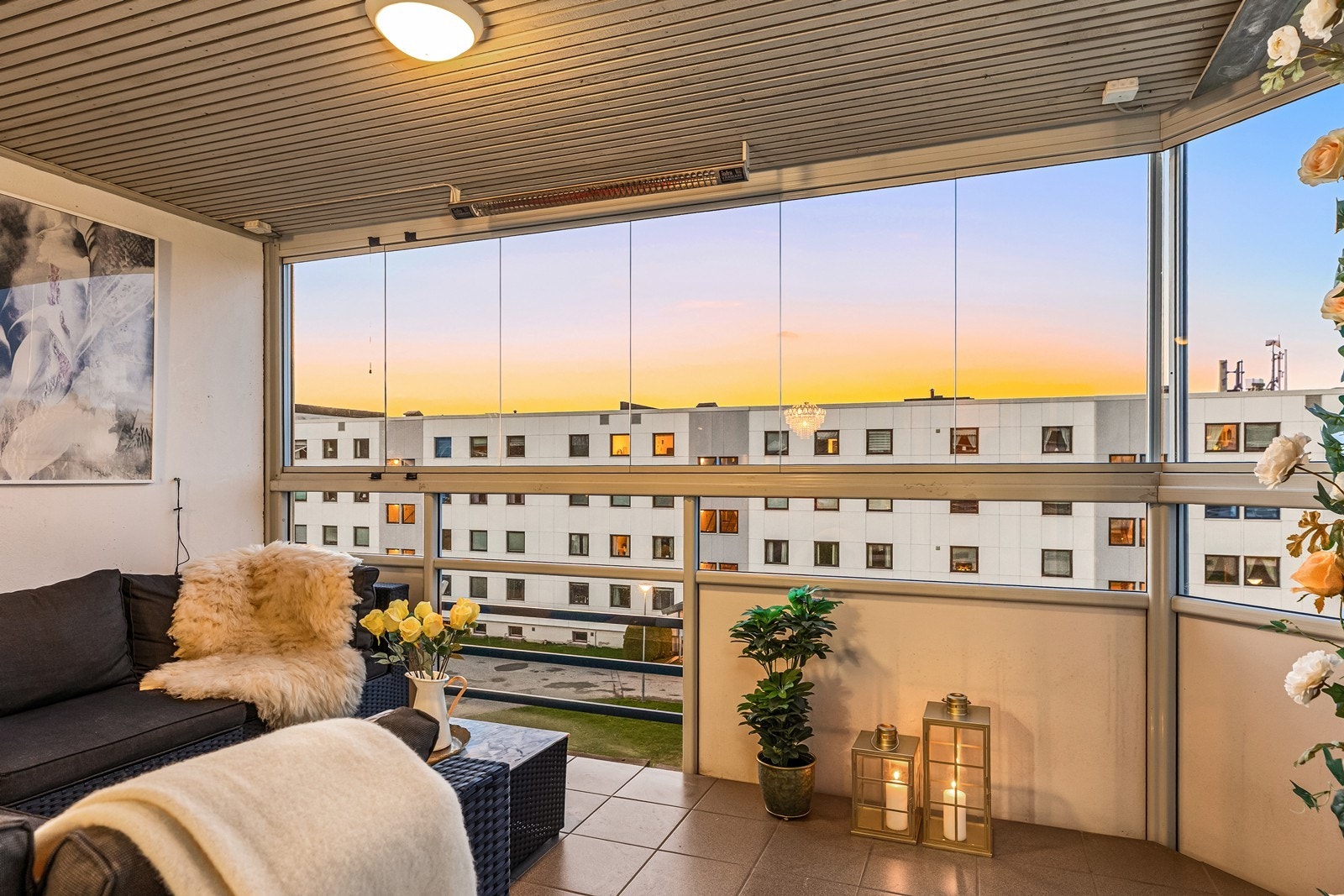 Innglasset balkong med gode solforhold og relativt lite innsyn Galleribilde