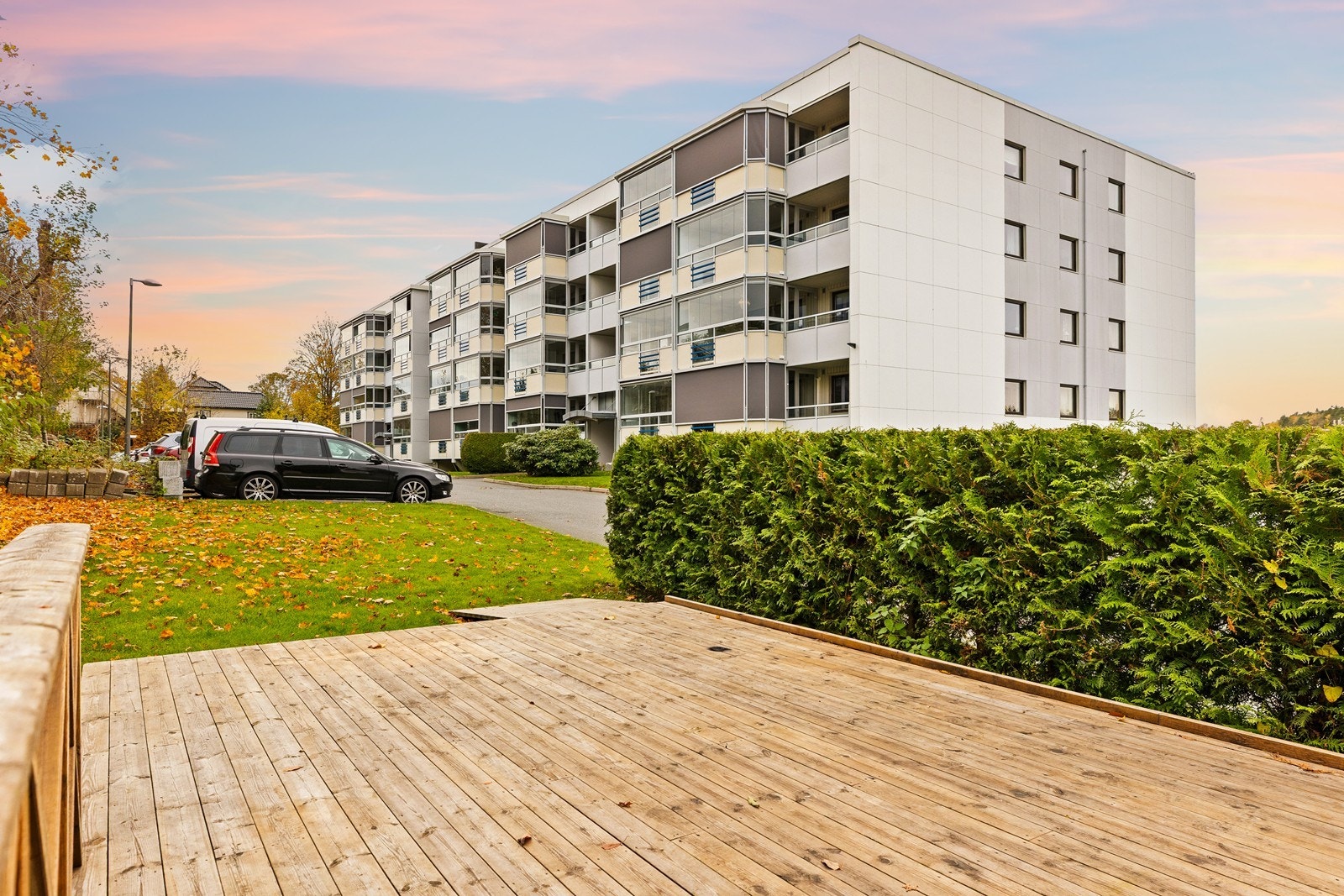 Felles uteområde med nyoppført markterrasse Galleribilde