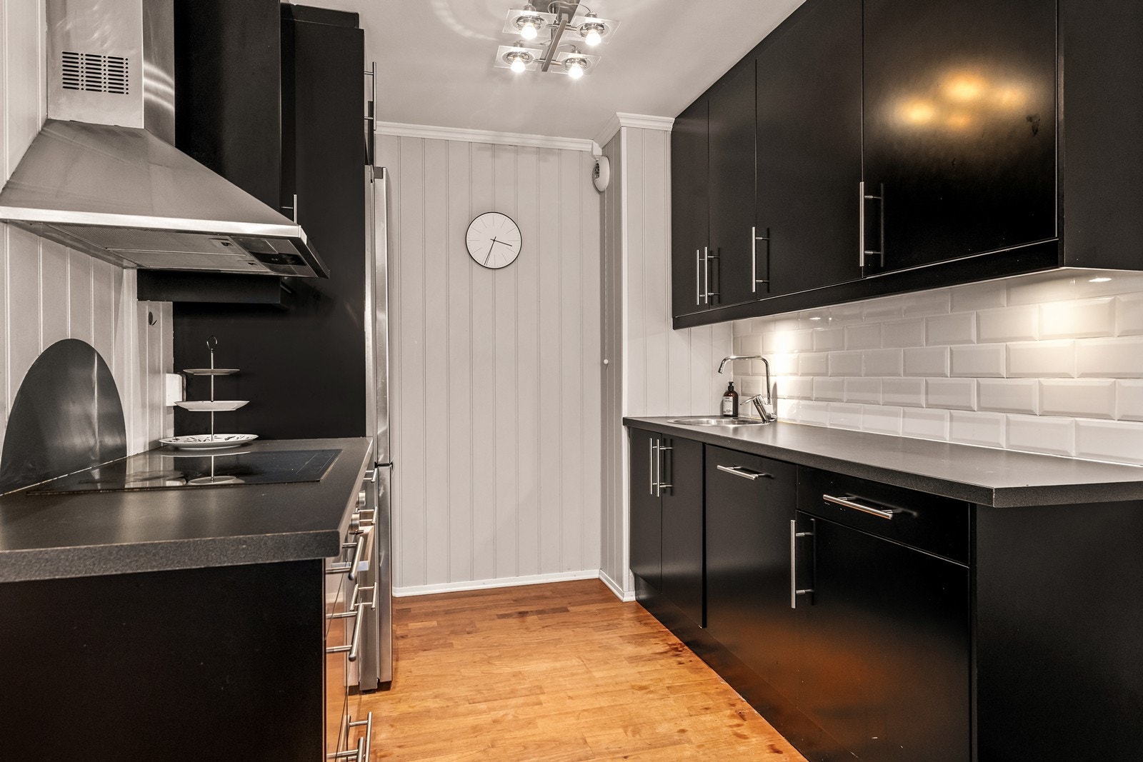 Brukervennlig kjøkken med laminat benkeplate og innebygde hvitevarer Galleribilde