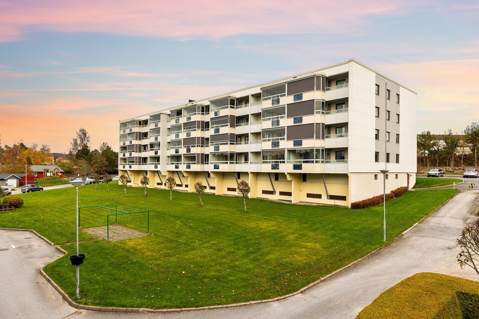 Store fellesområder med barnevennlig gressarealer og asfalterte gangbaner og parkeringsplasser Galleribilde