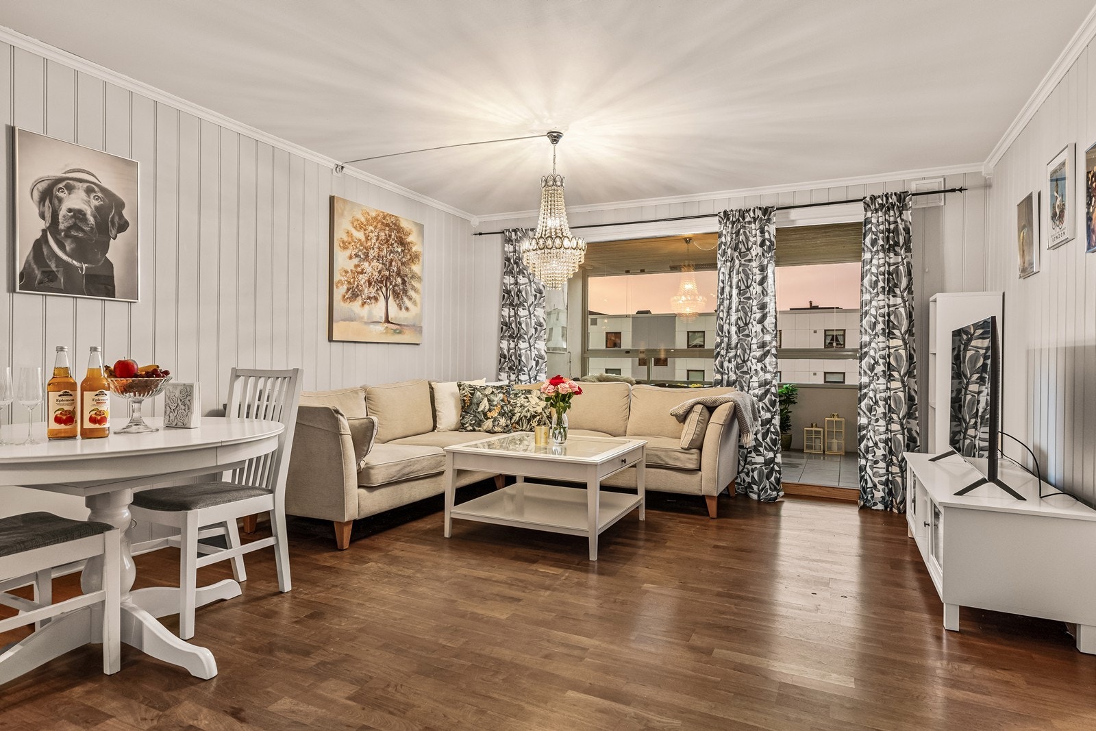 Lys og åpen stue med nytt vindu fra 2024 og ny solskjerming fra 2023 Galleribilde