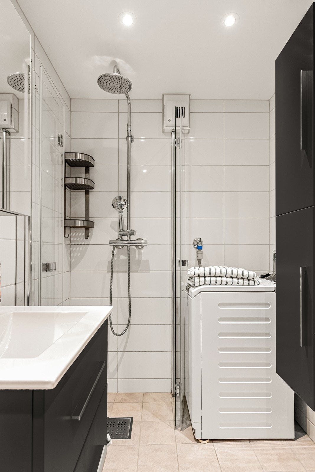 Badet har underliggende varmekabler og tidløse fliser Galleribilde