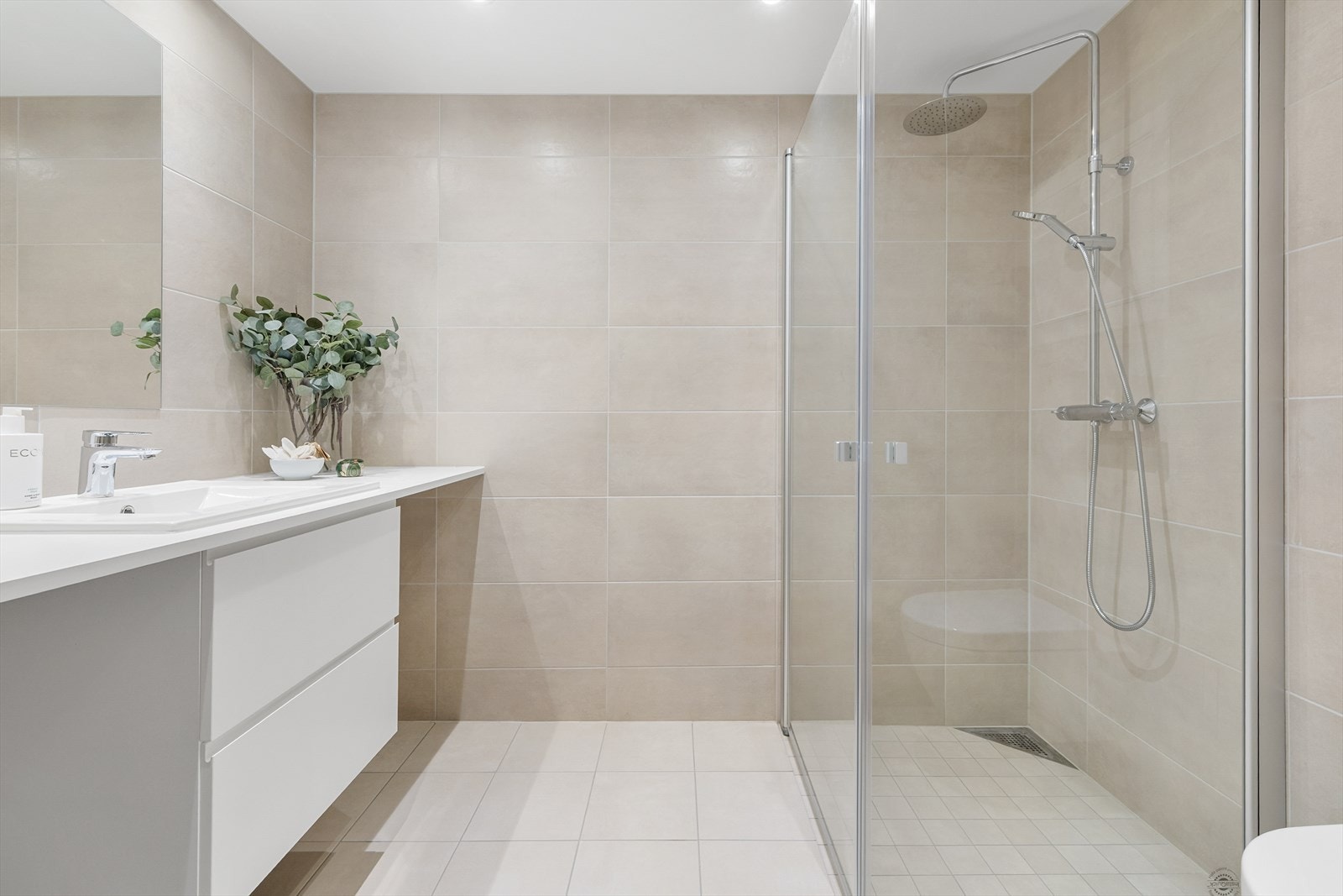 Bad/wc i 1. etg. har også opplegg for vaskemaskin og tørketrommel Galleribilde