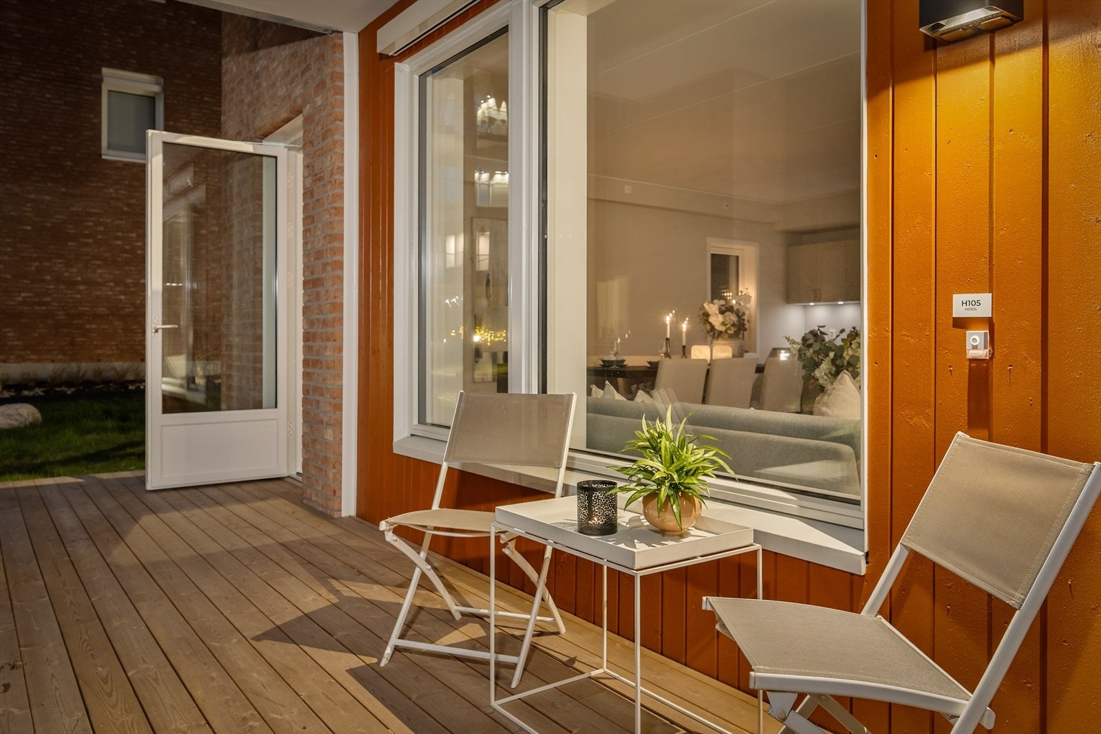 Terrasse utenfor stue er like hyggelig på kveldstid Galleribilde