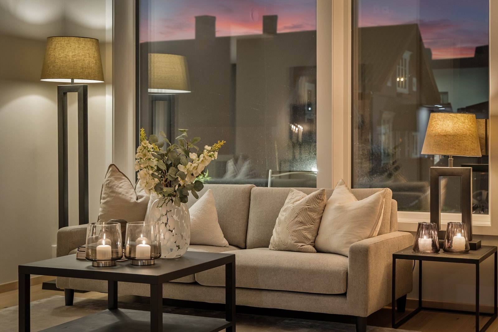 Sofagruppe med vindu ut til terrassen Galleribilde