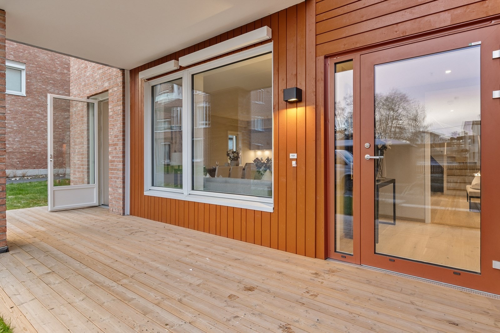 Stor overdekket terrasse med utgang fra stuen Galleribilde