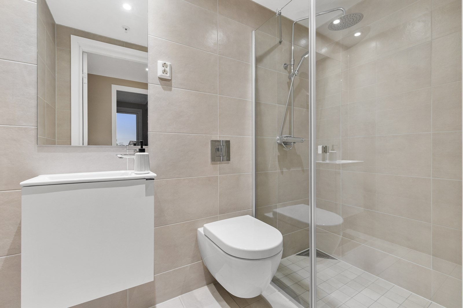 Komplett baderom også i 2. etg. Galleribilde