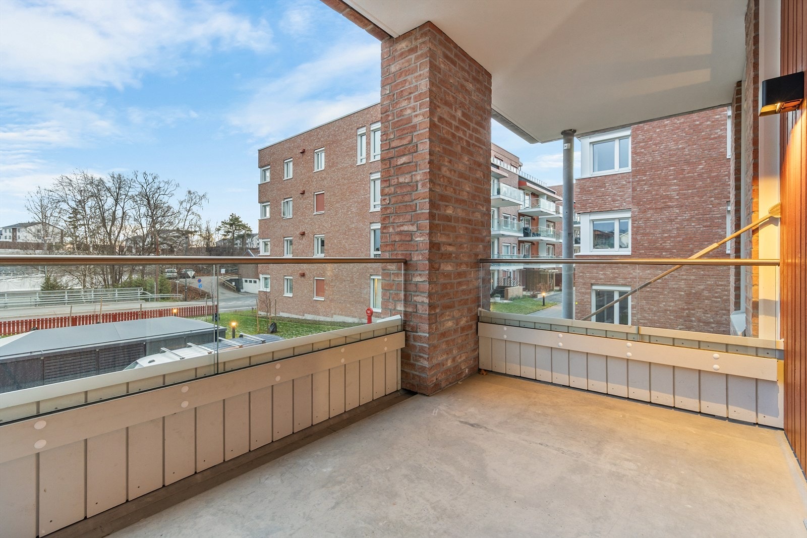 De andre byggene på området ligger på siden for dette bygget Galleribilde