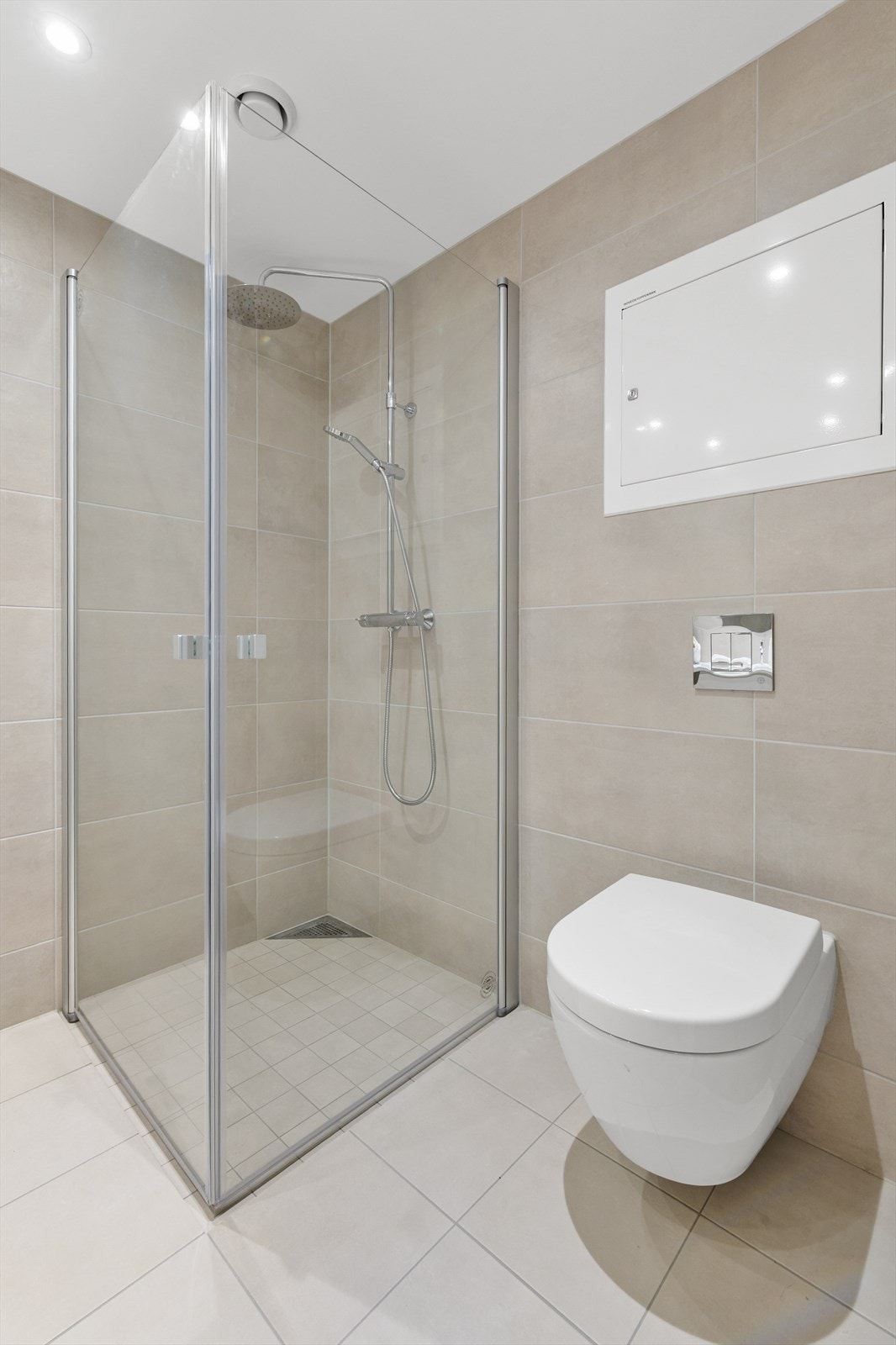 Dusj og wc med skjult cisterne Galleribilde