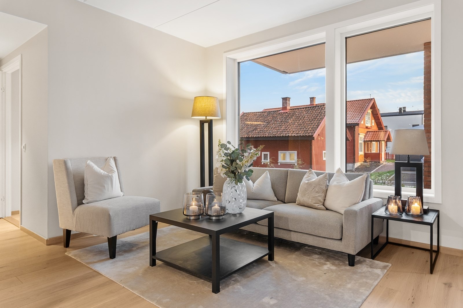 Utsikt fra stue til den verneverdige bygningen Lilleholtet som i dag fungerer som felles grendehus for beboerne. Galleribilde