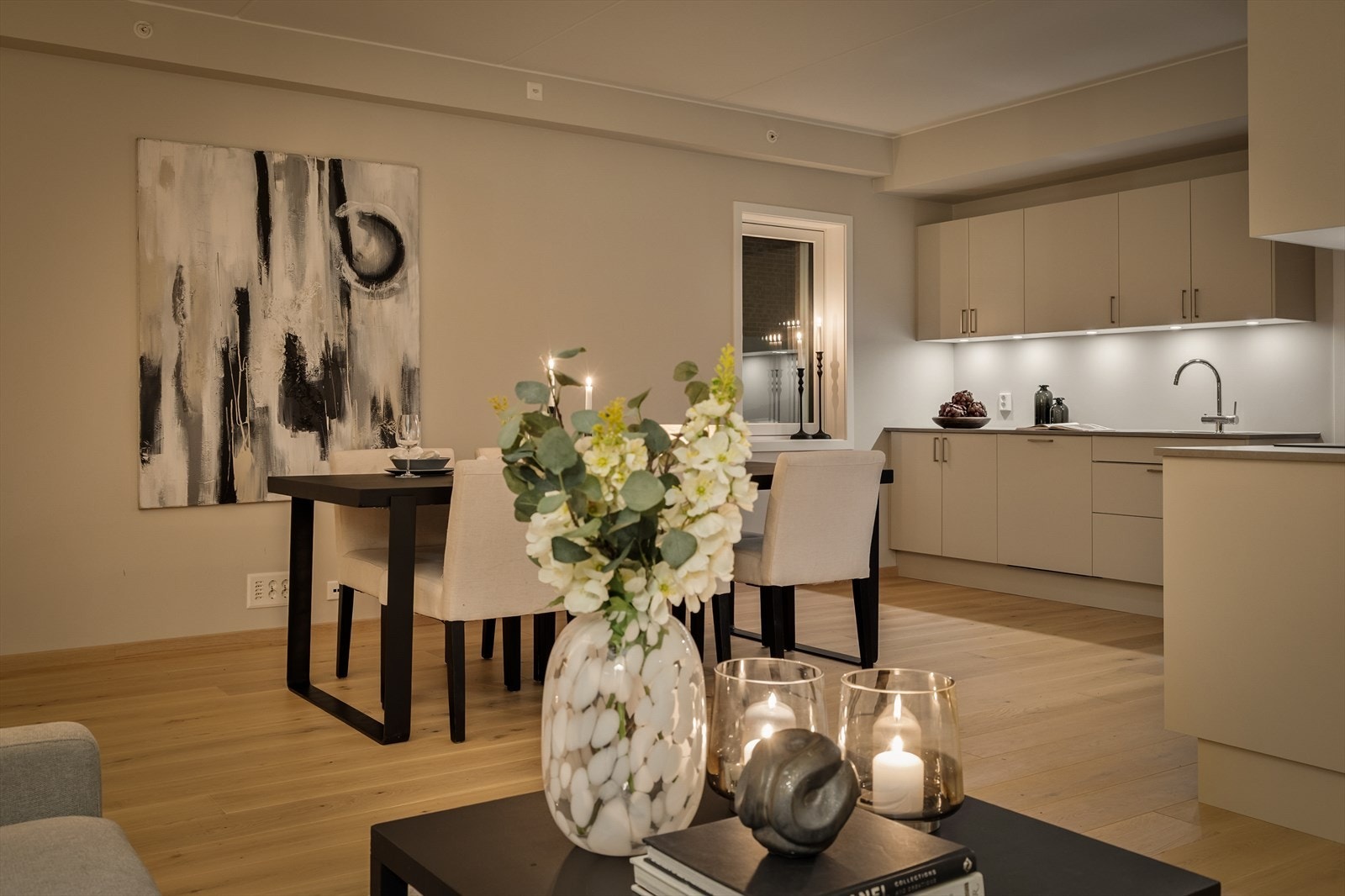 Stuen føles romslig og det er eget vindu ved kjøkkenbenken Galleribilde