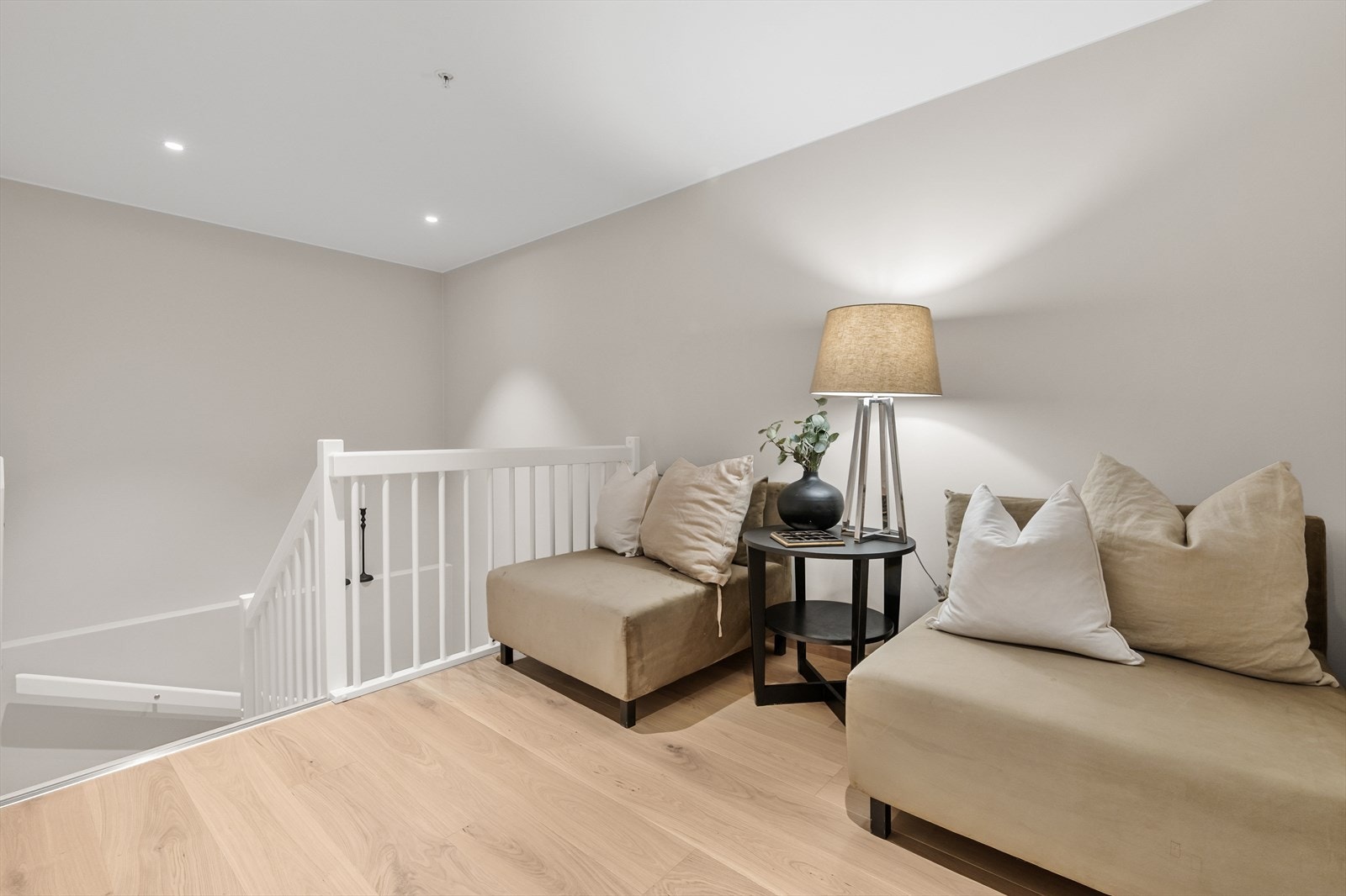 God plass til 2 hvilestoler på toppen av trappen Galleribilde