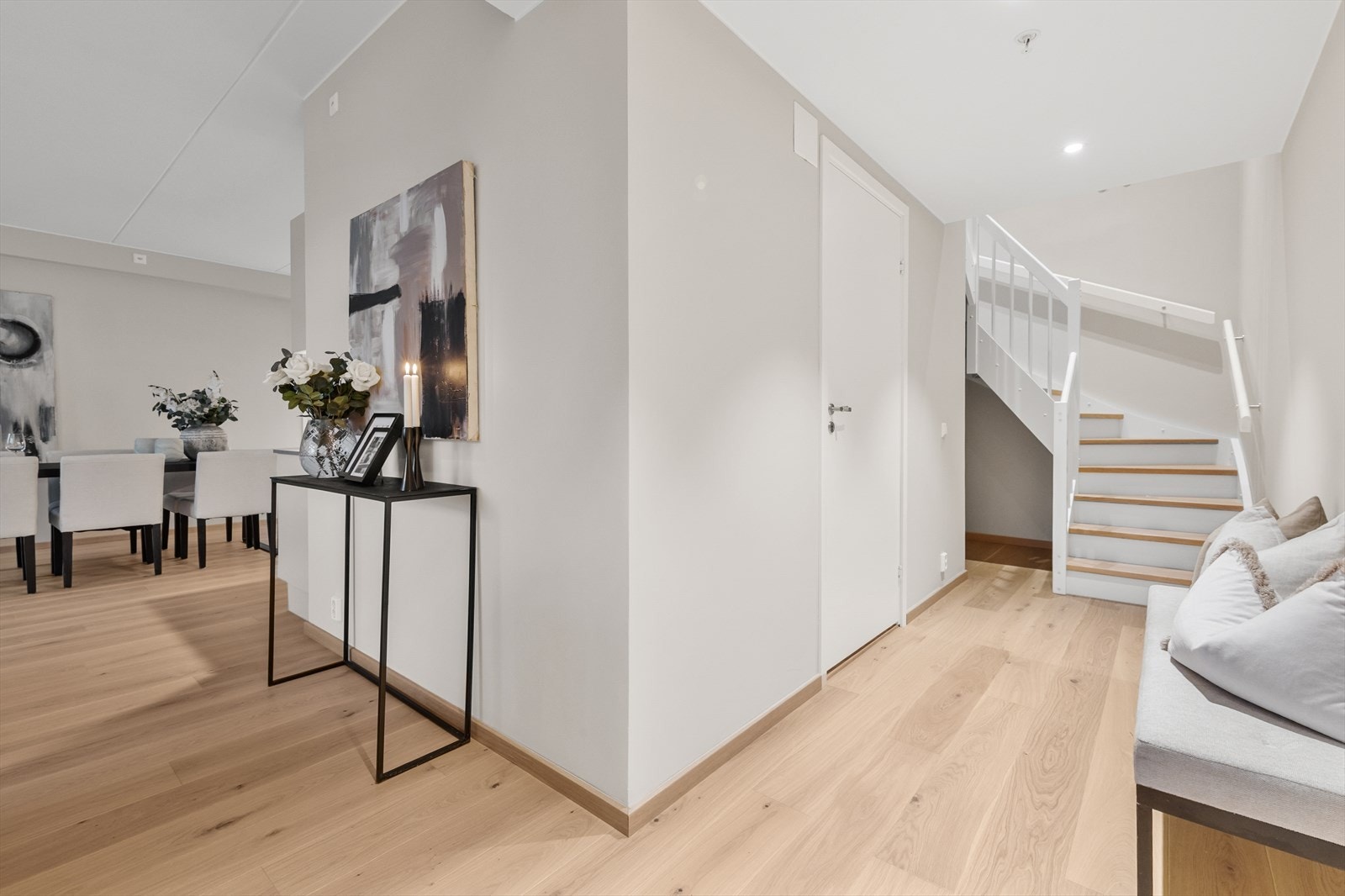 Entre med trapp til 2. etg. og inngang til baderom Galleribilde