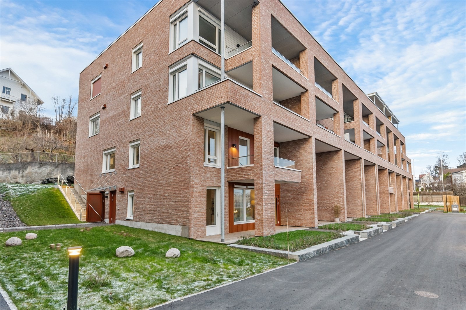 Leiligheten ligger på hjørnet av bygget med terrasse og hageflekk i 1. etg. og balkong ut fra hovedsoverom i 2. etg. Galleribilde