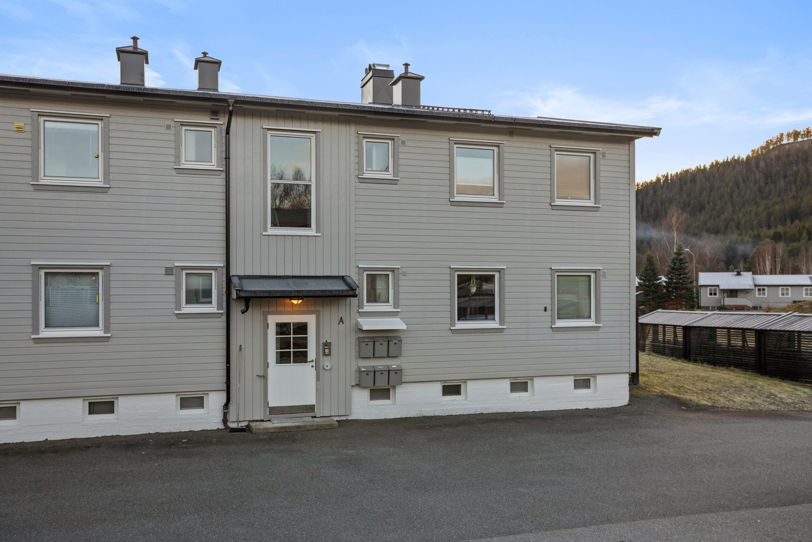 Inngangsparti rett ved parkeringsplassen. Galleribilde