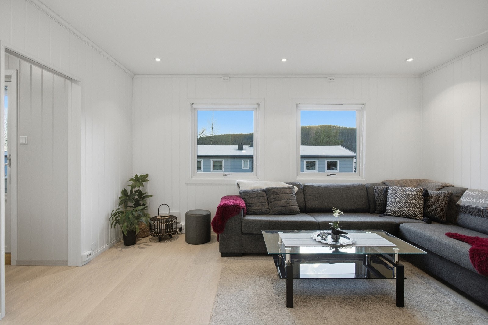 Via stuen har man adkomst til sovealkove og kjøkken. Galleribilde