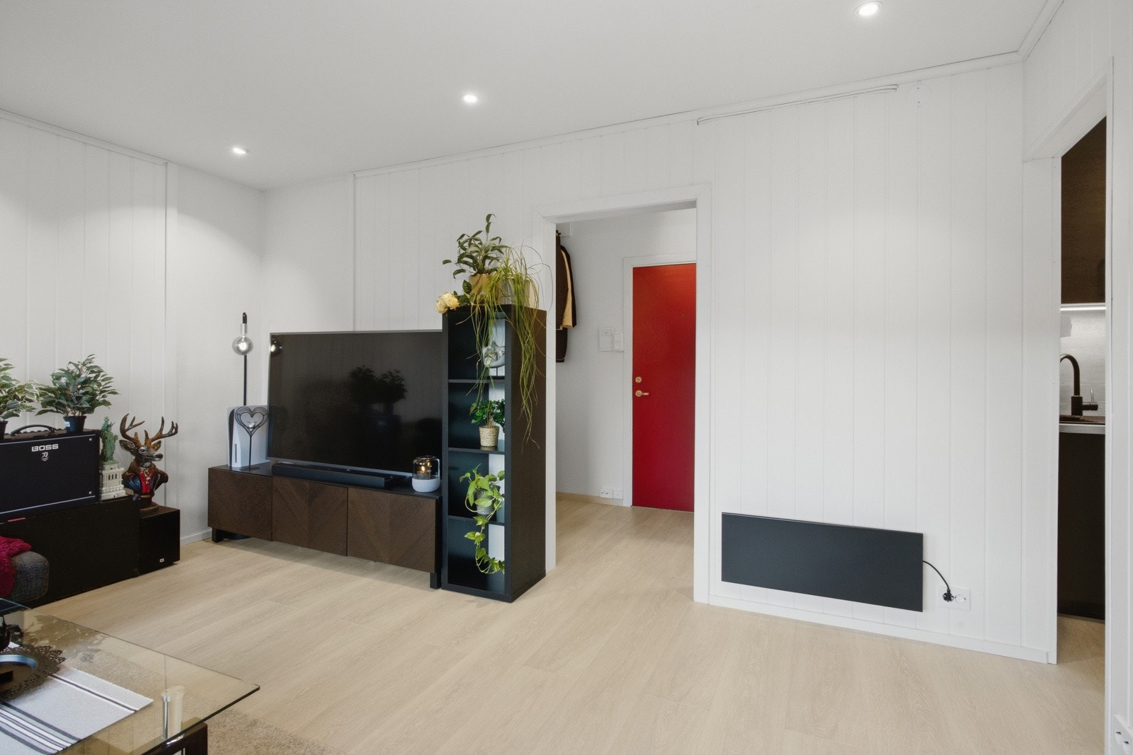 Ut i stuen har man plass til sitte gruppe og en mindre spisegruppe. Galleribilde