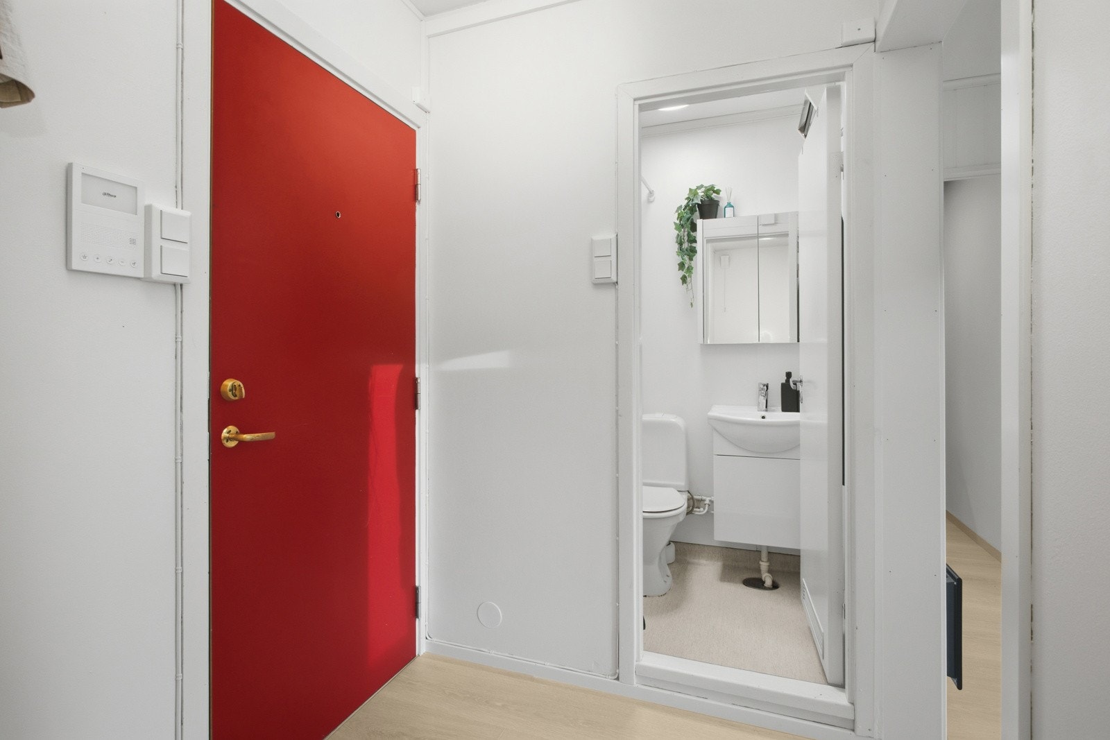 Adkomst fra entrè til baderom. Galleribilde