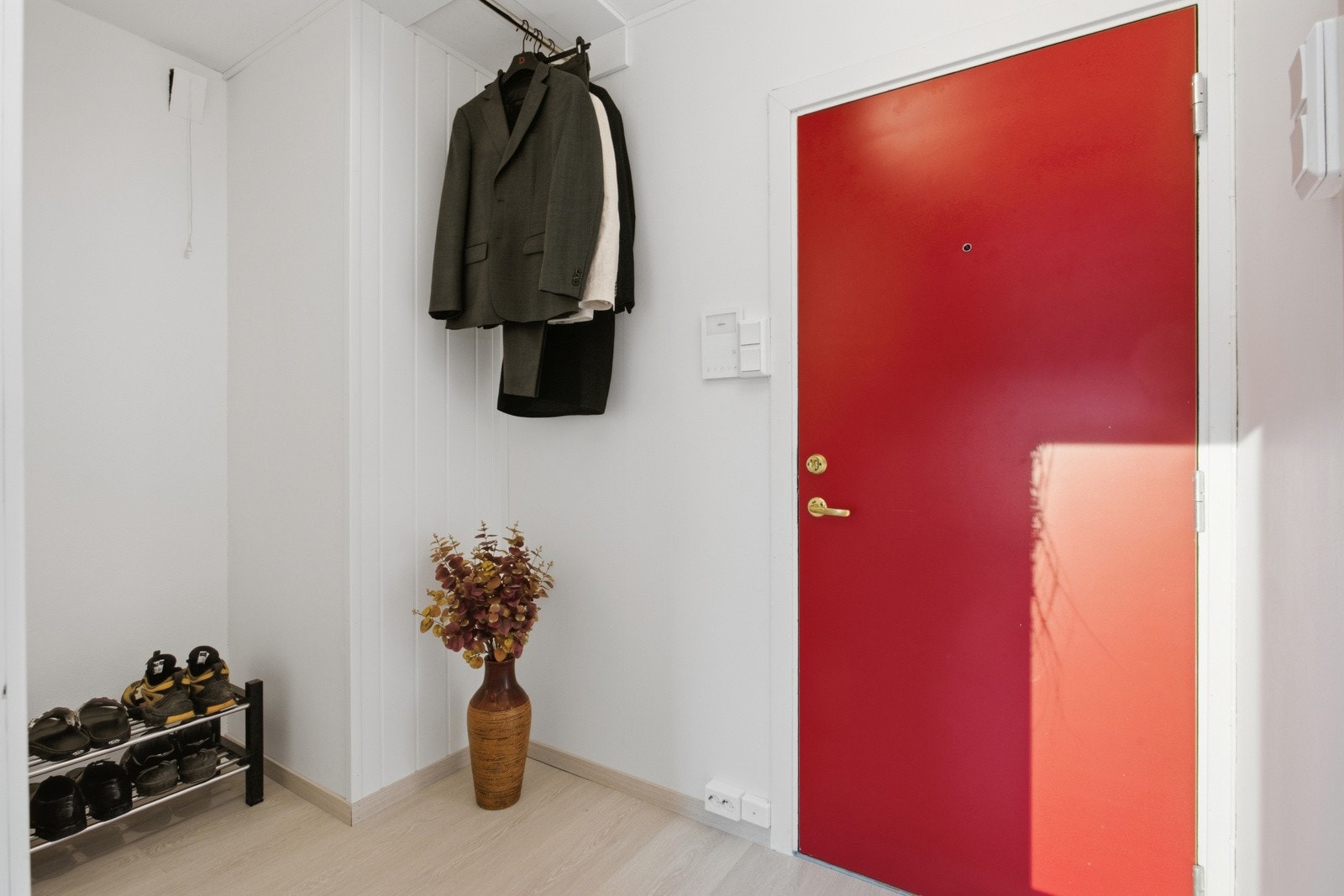 Romslig entrè med plass til garderobeløsning. Galleribilde