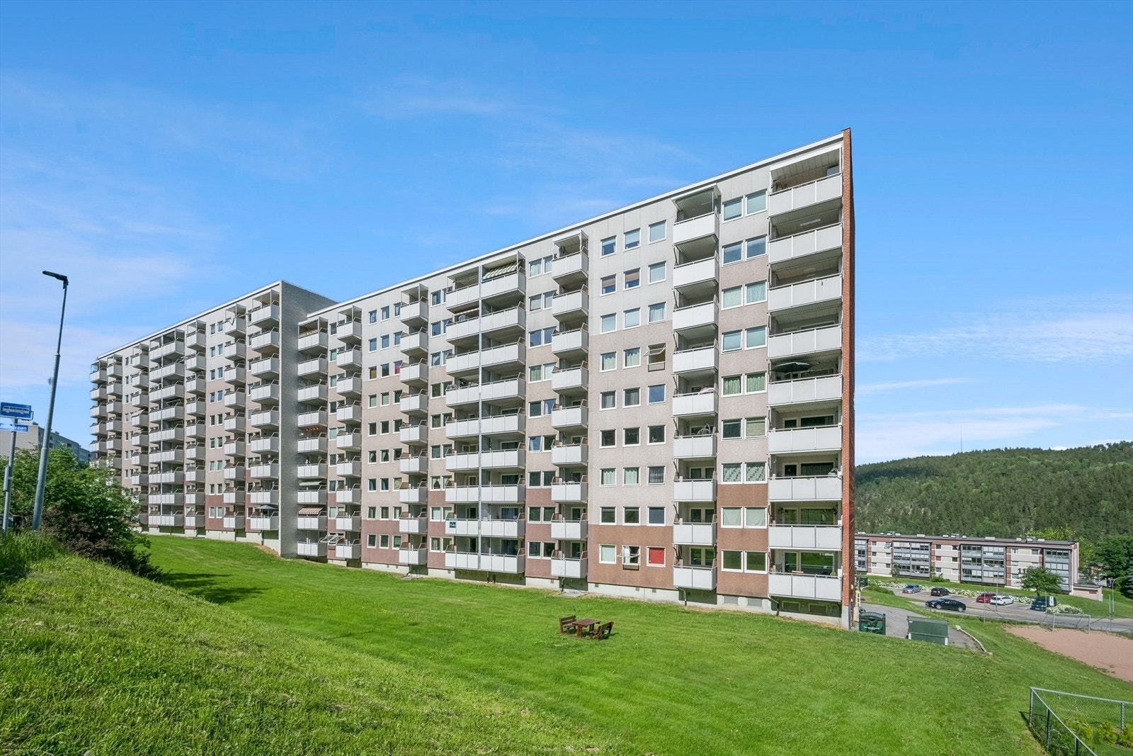 Leiligheten ligger i en høy 1.etasje og har heisadkomst. Galleribilde