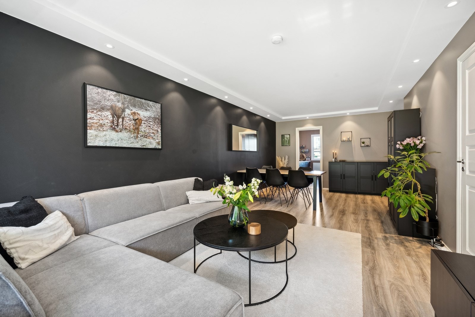 Fra stuen er det utgang til hyggelig balkong som vender ut mot hyggelige grøntarealer. Galleribilde