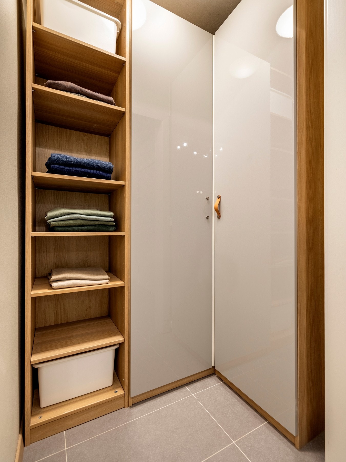 Fra entréen er det inngang til et garderoberom med god plass til oppbevaring av yttertøy, sko og annet utstyr. Galleribilde