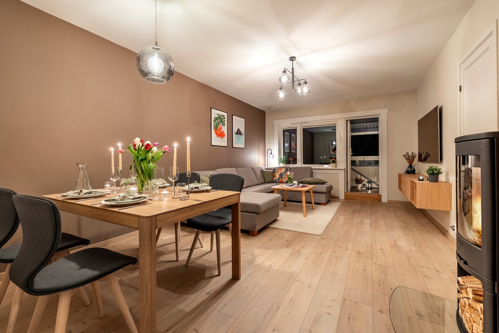 Fra stuen er det utgang til en innglasset balkong. Galleribilde