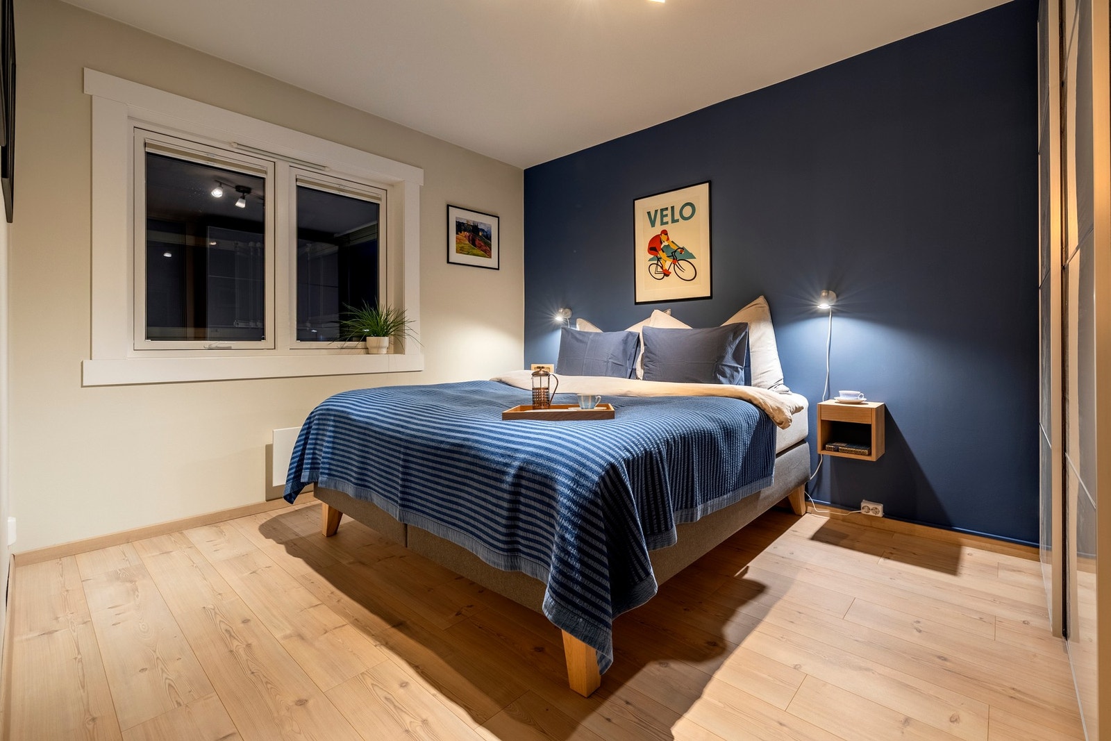 Leiligheten har to romslige soverom malt i behagelige fargetoner. Galleribilde